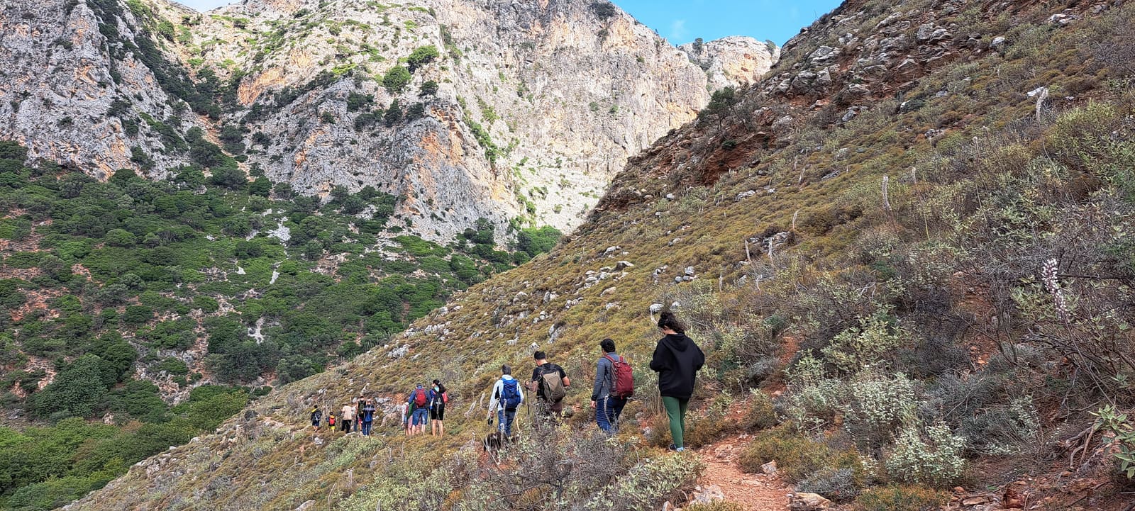 Wandergruppe steigt durch eine kretische Schlucht — Menschen unterwegs miteinander